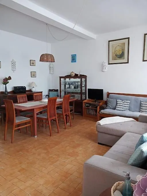 Traditional House With 2 Floors - 5 Minutes From Beach 塞勒玛 度假居